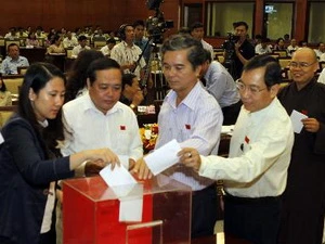 Các đại biểu bỏ phiếu bầu bổ sung ông Lê Thanh Liêm giữ chức Phó Chủ tịch UBND TP Hồ Chí Minh nhiệm kỳ 2011-2016. (Ảnh: Hoàng Hải/TTXVN)