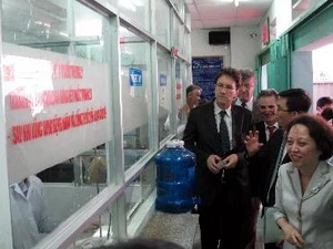 Đại biểu tham quan cơ sở điều trị Methadone tại quận Gò Vấp. (Ảnh: Phương Vy/TTXVN)