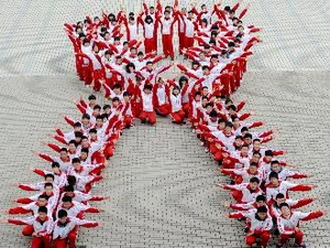 Học sinh Trung Quốc xếp thành hình ruy băng đỏ - biểu tượng của các hoạt động phòng chống HIV/ AIDS tại tỉnh Giang Tô ngày 30/11. (Nguồn: AFP/TTXVN)