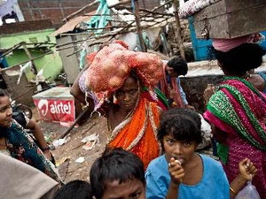 Người dân Ấn Độ bị mất nhà cửa trong trận bão đợi trở về làng gần Gopalpur ngày 13/10. (Nguồn: AFP/TTXVN)