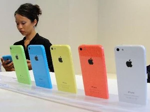 Mẫu iPhone 5C trưng bày tại trụ sở của Apple ở Cupertino, California. (Nguồn: AFP/TTXVN)