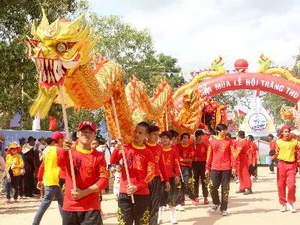 Khai hội văn hóa du lịch Dinh Thầy Thím 2012. (Ảnh: Nguyễn Thanh/TTXVN)