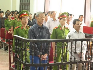 Hai bị cáo Ngô Văn Khởi và Nguyễn Văn Hải tại phiên tòa xét xử sơ thẩm. (Ảnh: Nguyễn Văn Nhật/TTXVN)