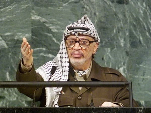 Cố Tổng thống Palestine Yasser Arafat phát biểu tại khóa họp lần thứ 53 Đại hội đồng LHQ ở New York (Mỹ). (Nguồn: AFP/TTXVN)