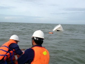 Lực lượng cứu hộ tại nơi chiếc tàu bị chìm ở vùng biển Cần Giờ. (Ảnh: TTXVN)