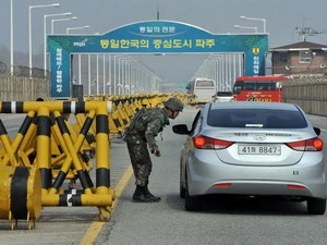Binh sỹ Hàn Quốc kiểm tra xe ô tô tới Triều Tiên tại trạm kiểm soát quân sự ở Paju gần Khu phi quân sự hóa, giữa hai miền Triều Tiên ngày 3/4. (Nguồn: AFP/TTXVN)