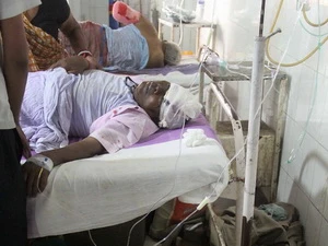 Người bị thương được cứu chữa tại bệnh viện sau các vụ nổ ngày 27/10. (Nguồn: AFP/TTXVN)