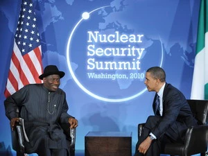 Tổng thống Barack Obama trong cuộc gặp với quyền Tổng thống Nigeria Goodluck Jonathan bên lề hội nghị ngày 11/4. (Nguồn: AFP-TTXVN) 