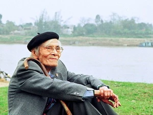 Thi nhân Hoàng Cầm bên bờ sông Đuống năm 2000. (Nguồn: Internet)