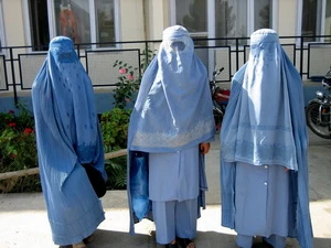 Trang phục burqa truyền thống của người Hồi giáo sẽ bị cấm mặc ở những nơi công cộng tại Pháp. (Nguồn: Internet)