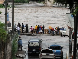 Cảnh ngập lụt ở Tegucigalpa (Honduras) do nước sông Choluteca tràn bờ ngày 30/5. (Nguồn:THX/TTXVN) 