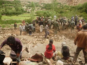 Binh sĩ Ấn Độ và những người tình nguyện tại khu vực xảy ra lũ quét ở thị trấn Leh. (Nguồn: AFP/TTXVN)