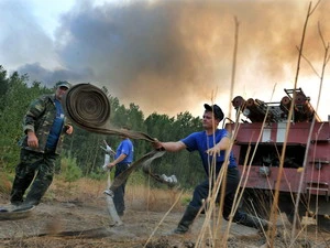 Nhân viên cứu hỏa dập đám cháy tại khu rừng gần làng Tokhushevo, cách Sarov khoảng 50km.(Nguồn: AFP/TTXVN)