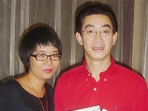 Dịch giả Nguyễn Lệ Chi (trái) cùng Lục Tiểu Linh Đồng. (Nguồn: TT&VH)