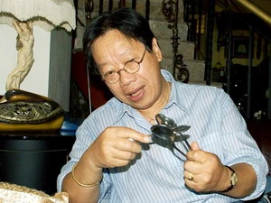 Giáo sư Trần Quang Hải biểu diễn âm nhạc bằng muỗng. (Nguồn: Internet) 