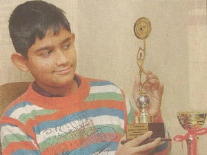 Saswat với chiếc huy chương bạc giành được tại WMC (Ảnh chụp lại từ báo Times of India.)