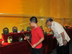 Khách tham quan các di vật quý về Hoàng thành Thăng Long. (Nguồn: Internet)