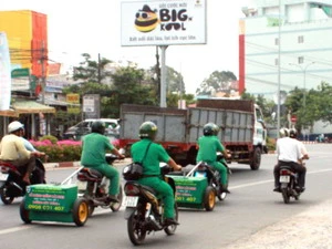 Dùng xe thùng gắn nam châm rà hút đinh trên đại lộ Bình Dương tại thị xã Thủ Dầu Một. (Ảnh: Quách Lắm/TTXVN)