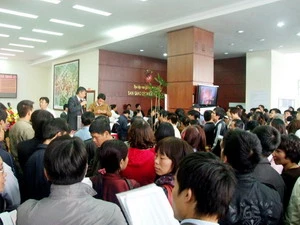 Khách hàng chen nhau đăng ký mua căn hộ chung cư của Tập đoàn Nam Cường.