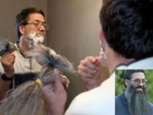 Giáo sư Gary Weddle ăn mừng tin bin Laden chết bằng việc cạo bỏ bộ râu nuôi 10 năm. (Nguồn: Internet))