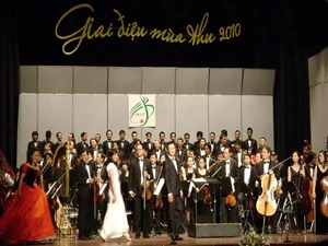 Các nghệ sỹ biểu diễn trong Gala "Giai điệu mùa Thu 2010." (Nguồn: Internet)