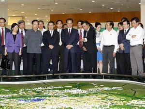 Thủ tướng Nguyễn Tấn Dũng xem sa bàn quy hoạch Hà Nội. (Ảnh: Đức Tám/TTXVN)