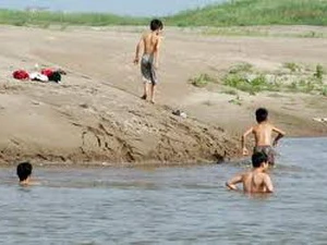 Nguy cơ đuối nước luôn rình rập trẻ em khi bơi ngoài sông, suối mà không có sự giám sát của người lớn. (Nguồn: Internet)
