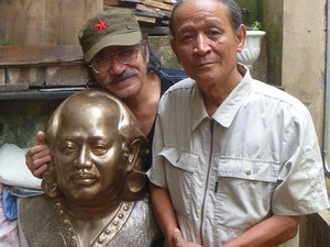 Nhạc sỹ Nguyễn Cường và nhà điêu khắc Lê Liên bên bức tượng đồng nghệ sỹ nhân dân Y Moan. (Nguồn: vnexpress.net)