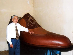 Chiếc giày da nam kỷ lục của nghệ nhân làng Phú Yên. (Nguồn: Internet)