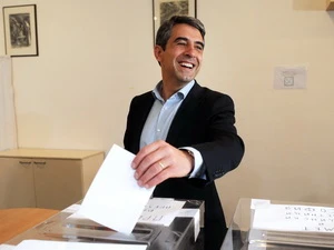Ứng cử viên Rosen Plevneliev bỏ phiếu tại một địa điểm bầu cử ở Sofia. (Nguồn: AFP/TTXVN)