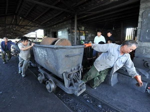 Chuyển thiết bị cứu trợ các nạn nhân mắc kẹt trong một vụ sập mỏ than ở Trung Quốc hồi tháng 7. Ảnh minh họa. (Nguồn: THX/TTXVN)