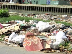 Đường ven kênh Nhiêu Lộc-Thị Nghè đoạn từ cầu Lê Văn Sỹ đến đường Nguyễn Hữu Cảnh hiện rất nhỏ hẹp và có nhiều rác thải. (Nguồn: vnexpress.net)