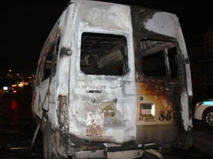 Xe ôtô 16 chỗ ngồi bị cháy ngày 6/1/2011 tại thành phố Biên Hòa. (Nguồn: Internet)