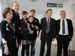 Bé Alaitz 16 tháng tuổi cùng cha mẹ chụp ảnh với đội ngũ y tế tại bệnh viện Clinic ở Barcelona. (Nguồn: bangkokpost.com)