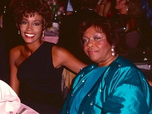 Whitney Houston và mẹ. (Nguồn: Internet)