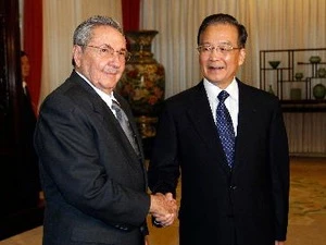 Thủ tướng Trung Quốc Ôn Gia Bảo (phải) và Chủ tịch Cuba Raul Castro (trái). (Nguồn: AFP/TTXVN)