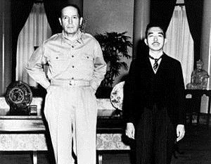 Tướng MacArthur và Thiên hoàng Hirohito. (Ảnh tư liệu)