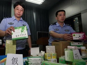 Cơ quan chức năng Trung Quốc tịch thu và tiêu hủy hơn 65 triệu viên thuốc giả. (Nguồn: baidu)