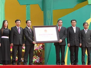 Đồng chí Ủy viên Bộ Chính trị, Thường trực Ban Bí thư Lê Hồng Anh, trao Bằng xếp hạng Di tích Quốc gia đặc biệt Tân Trào cho lãnh đạo tỉnh Tuyên Quang. (Nguồn: baotuyenquang.com.vn) 