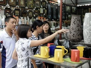 Khách tham quan mua sắm sản phẩm gốm Bát Tràng. (Ảnh: Trần Thanh Giang/TTXVN)