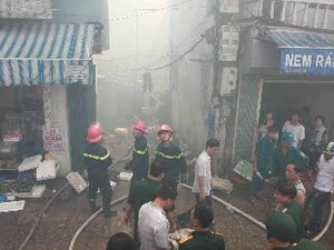 Lực lượng PCCC nỗ lực dập hỏa hoạn tại dãy nhà gỗ trên đường Hồng Hà, phường Chương Dương. (Ảnh: Doãn Tuấn/TTXVN)