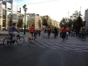 Chỉ có xe đạp trên đường Luis, trung tâm Brussels, trong ngày Chủ Nhật 16/9. (Ảnh: Thái Vân/Vietnam+) 