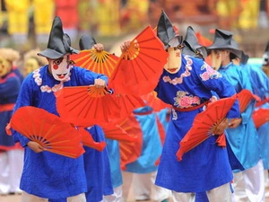 Biểu diễn trò Xuân Phả nổi tiếng tại Lễ hội Lam Kinh 2012. (Ảnh: Minh Đức/TTXVN)