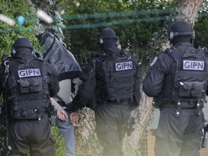 Cảnh sát đặc nhiệm Pháp bắt giữ một thành viên Hồi giáo cực đoan tại Coueron, gần Nantes ngày 30/3/2012. (Nguồn: Reuters)