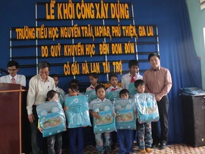 "Cô Gái Hà Lan" tặng quà cho học sinh nghèo trong Lễ khởi công xây trường Đèn Đom Đóm tại xã Iapiar.