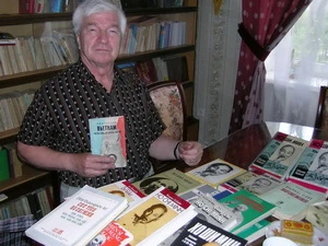 Tiến sĩ sử học E. Côbelép với những cuốn sách ông viết về Chủ tịch Hồ Chí Minh và Việt Nam. (Ảnh: Nguyễn Đăng Phát/Vietnam+)