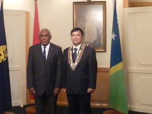 Đại sứ Hoàng Vĩnh Thành (phải) và Toàn quyền Solomon Frank Kabui. (Nguồn: ĐSQ Việt Nam tại Australia)