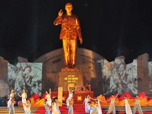 Tượng đài Bác Hồ với các dân tộc Tây Nguyên. (Nguồn: baogialai.com.vn)
