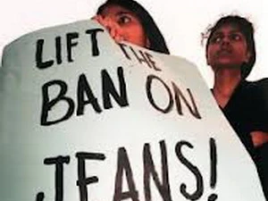 Các học sinh phản đối lệnh cấm mặc quần jean tại New Delhi. (Nguồn: bangkokpost.com)