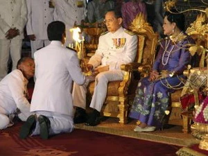 Vua Thái Lan Bhumipol và Hoàng hậu Sirikit trong lễ mừng sinh nhật 85 tuổi. (Nguồn: Reuters)